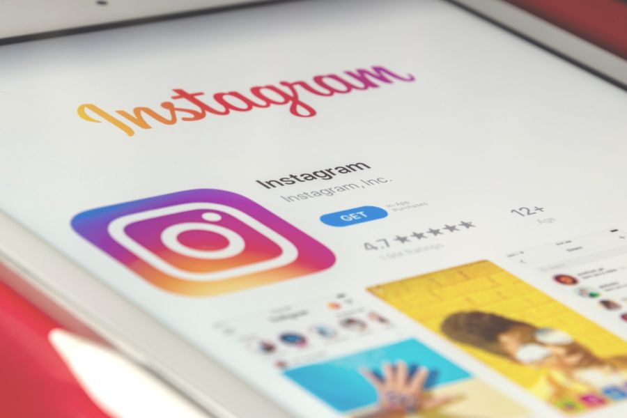 Schermata di un cellulare per scaricare Instagram