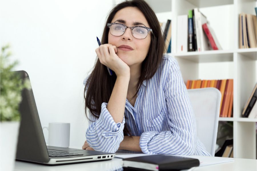 Ragazza al computer che pensa a come strutturare un contenuto attraverso la tecnica dello storytelling