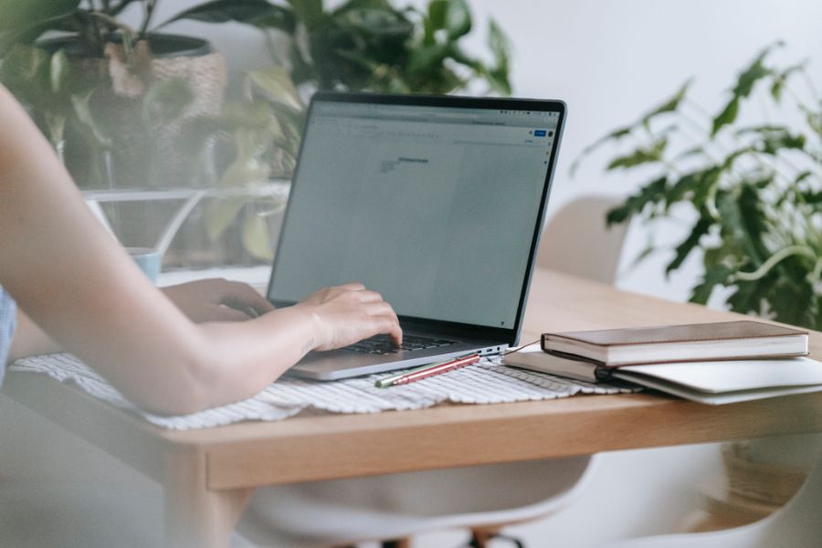 Ragazza che scrive al computer su un foglio word