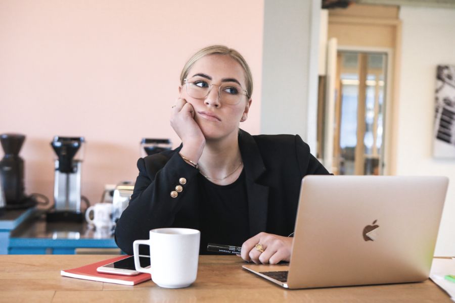 Ragazza al computer con un'espressione stanca