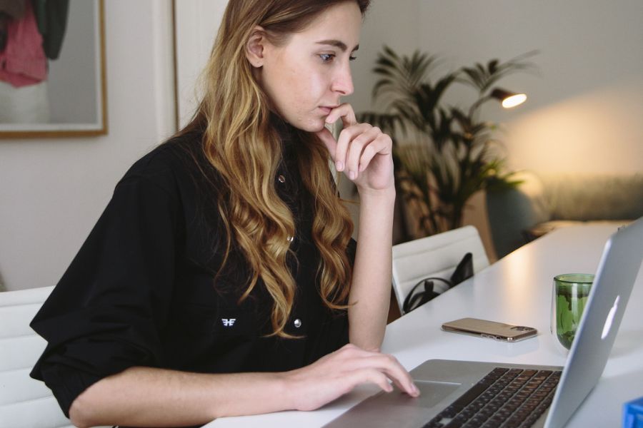 Ragazza che guarda perplessa lo schermo del computer