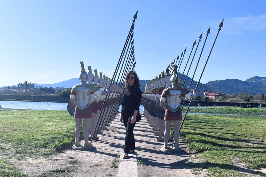 Maria Grazia De Falco che posa al centro di statue di soldati, a simboleggiare una difesa dagli errori