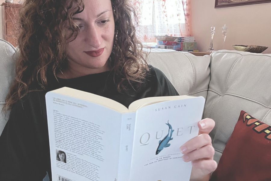 Maria Grazia De Falco che legge il libro Quiet di Susan Cain