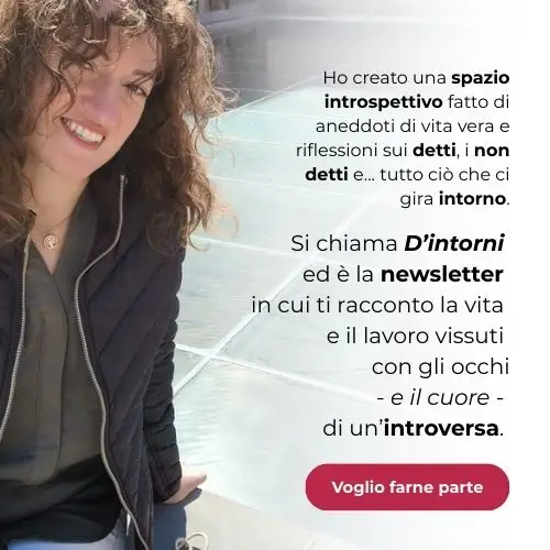 Ragazza che sorride guardando la telecamera