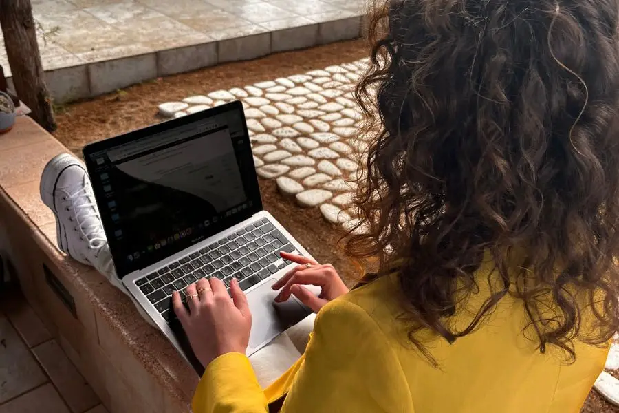 Ragazza che scrive al computer