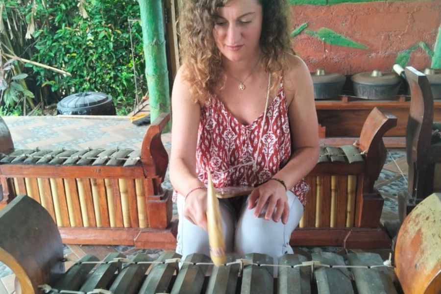 Ragazza che suona uno strumento tipico di Bali